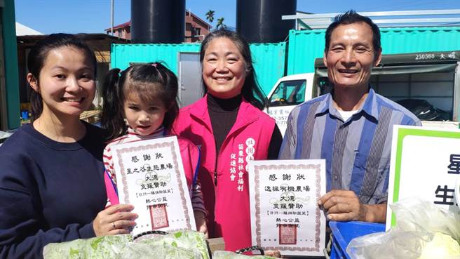 周荣新和太太梅雯霞、女儿周欣仪一家人都热心公益。（李京升摄）