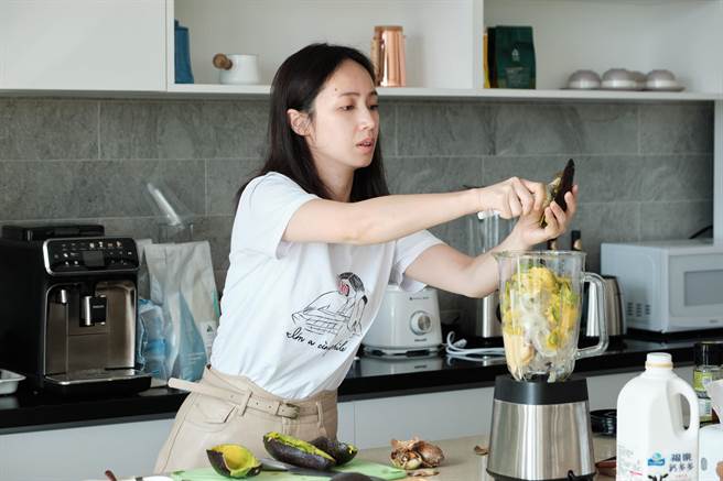 小薰参加实境节目《阮三个3》，乐宅在民宿做甜点。（公视提供）