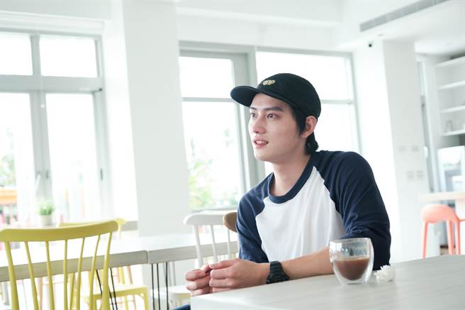 范少勋不舍离开民宿落下男儿泪。（公视提供）