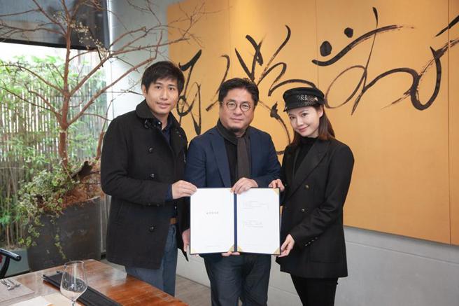 （萊特薇庭董事長歐政宏(左)、承億文旅集團董事長戴俊郎(中)、萊特薇庭執行長鄔豐如(右)，日前簽約完成。圖／新天地提供）