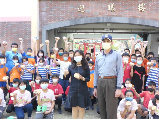 台南第二监狱为收容人开办「食品烘焙技能训练班」训练期间的烘焙点心，每周分享给六甲国小排球队及其偏远分校学童。（台南第二监狱提供／张毓翎台南传真）