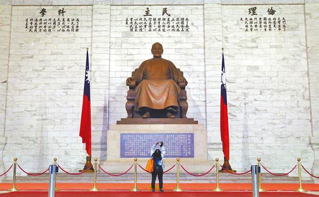 促转会将于5月届满解散，行政院长苏贞昌日前裁示，接续工作由政院设置「推动转型正义会报」接手，院长担任召集人。图为中正纪念堂内的蒋介石铜像，是否拆除由文化部决定。（范扬光摄）