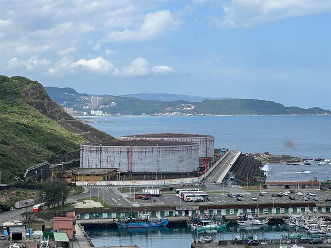 台电协和发电厂计画，将位在基隆市湖海路2座储油槽改建为「云端资讯中心」。（陈彩玲摄）