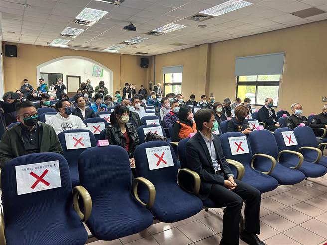 基隆市议会今天安排市议员前往台电协和发电厂进行考察。（陈彩玲摄）