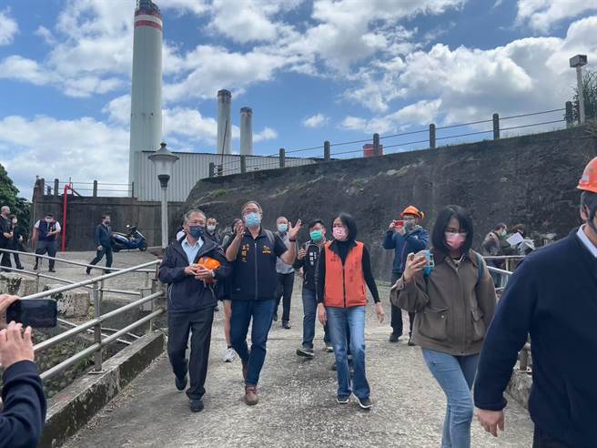 基隆市议会今天安排市议员前往台电协和发电厂进行考察。（陈彩玲摄）