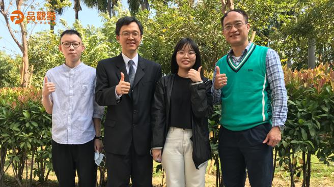 （左至右）輔英科大校友莊鎮宇、健康學院院長陳中一、醫技系學生顏千惠與醫技系主任曹德安。（輔英科大提供）