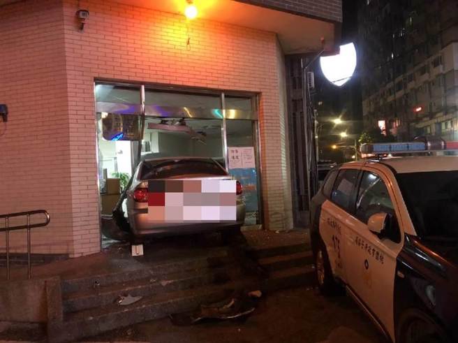 桃園男毒駕連掃3輛警車，下秒直撞交通隊大門下場出爐。(中時資料庫)