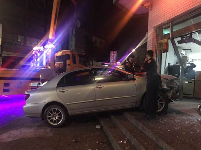 桃園男毒駕連掃3輛警車，下秒直撞交通隊大門下場出爐。(中時資料庫)