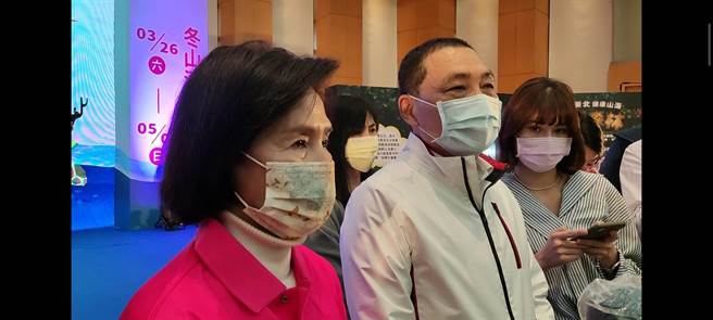 宜蘭縣長林姿妙（左）與新北市長侯友宜同台宣傳綠博，被問到會替女兒喊冤嗎？林姿妙面對媒體鏡頭，未做出任何回應。（陳慰慈攝）