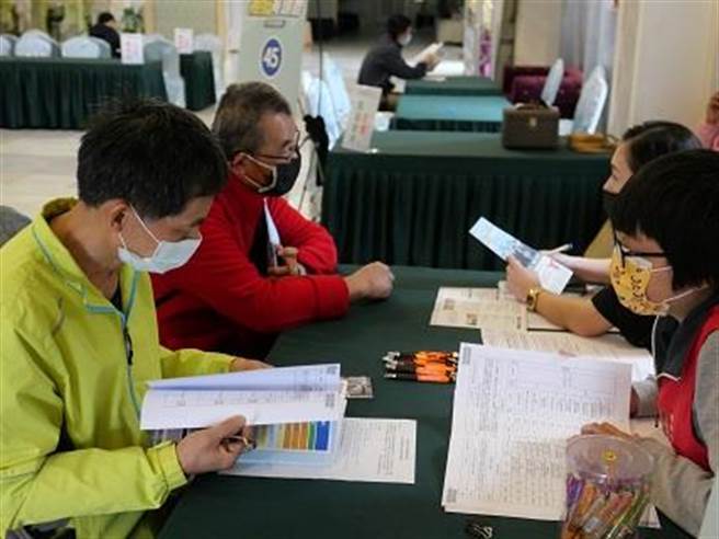 桃园鼓励中高龄劳工重返职场，经推介媒合上工90天可领就业奖励金1万元。（桃园市劳动局提供／陈梦茹桃园传真）
