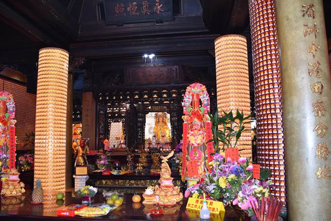 头份市永贞宫启用新型智慧型光明灯。（谢明俊摄）