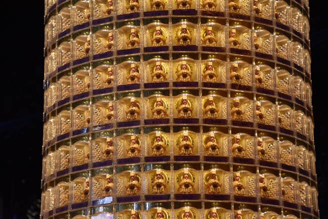 头份市永贞宫启用新型智慧光明灯柱，会自动旋转并以闪灯显示要搜寻的光明灯。（谢明俊摄）