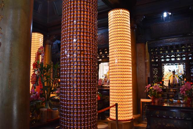 头份永贞宫未来还要将旧光明灯柱更换成新的智慧型光明灯，来满足眾多信眾需求。（谢明俊摄）