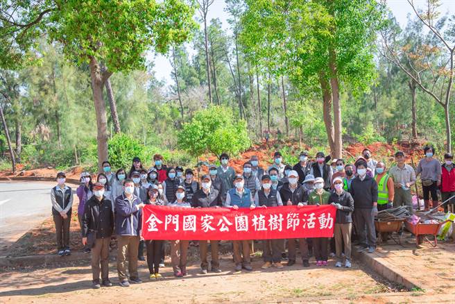 鄭瑞昌處長（前排右五）今天帶領同仁種下800株包括樟樹、豆梨在內的原生樹種，期待再見昔日綠意盎然，賞心悅目的好風光。（金管處提供）