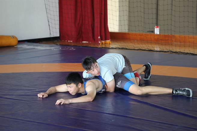 得知有雙倍獎金，永慶高中角力隊士氣大增，紛喊「我們準備好了！」。（嘉義縣政府提供∕呂妍庭嘉義傳真）