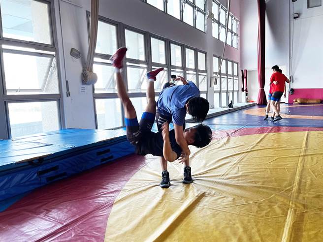 得知有雙倍獎金，永慶高中角力隊士氣大增，紛喊「我們準備好了！」。（嘉義縣政府提供∕呂妍庭嘉義傳真）