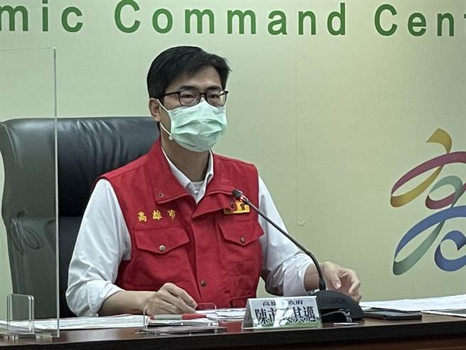 高雄市長陳其邁說明防疫團隊目前針對疫情的應對措施，包含催打疫苗、醫院設置得來速分流措施等。（本報資料照片）