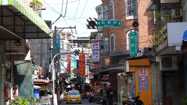 新北市树林长寿公园地下停车场未来出入口将座落在树德街，但树德街宽度仅7米，地方忧心未来恐会引起塞车潮。对此，交通局表示，将退缩公园一侧，藉此增加路幅，避免影响店家、行人。 （交通局提供）