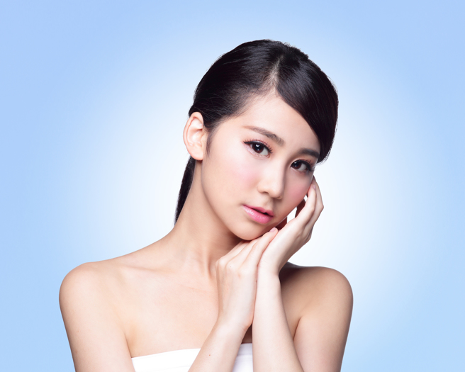 女人面相如果符合额头开阔、下巴圆厚、鼻直挺拔、樱桃小嘴等特徵，最有「娘娘命」。（示意图／shutterstock）