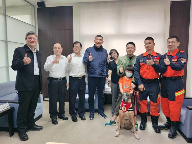 新北市消防局长黄德清亲自将Beta交与认养家庭。（新北市消防局提供）