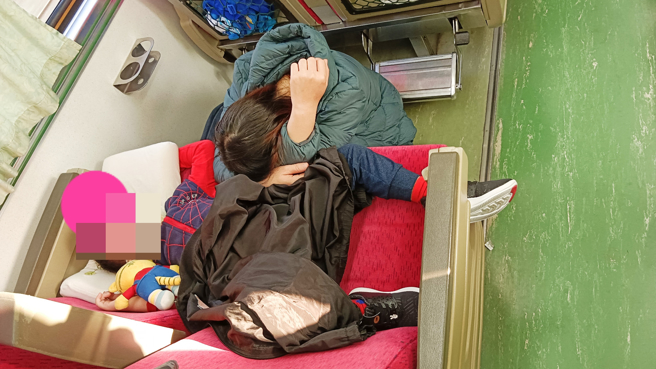 一名女网友搭乘台铁时，发现一名妈妈把座位让给男童，让他平躺睡觉，时间长达两小时，令人感动。（图／翻摄爆废公社二馆）