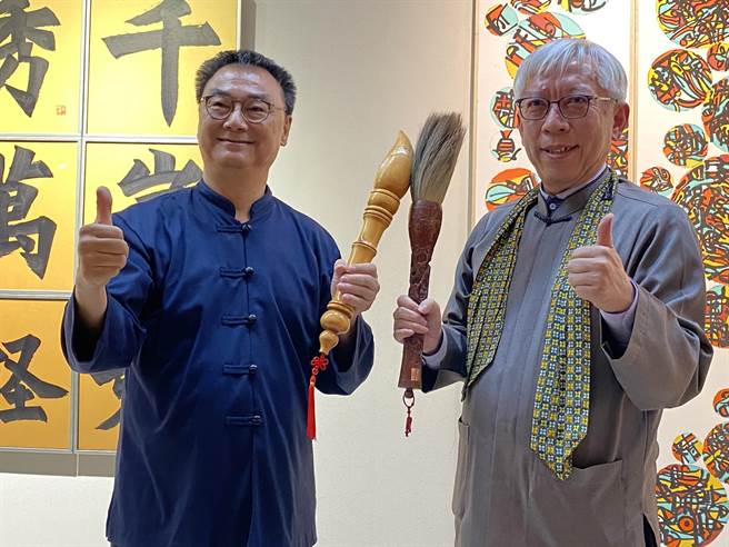 艺术家萧世琼（左）与梁永斐（右），以笔锋会友、古新互融，10日于国立中兴大学艺术中心举行联展。（张妍溱摄）