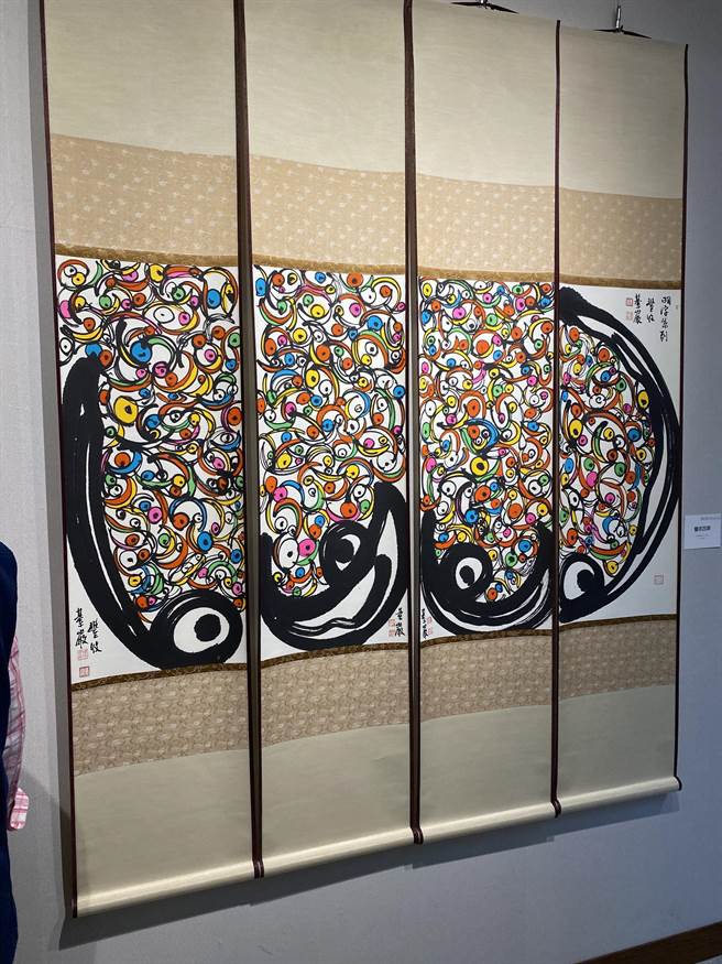 梁永斐，打破传统窠臼，其作品以中国书法结合西方画。（张妍溱摄）