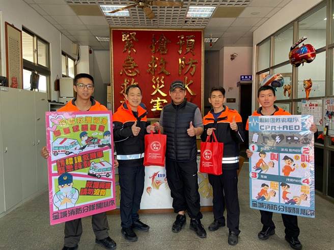 金門男子在街上倒地OHCA獲救，今天專程赴金城消防隊感謝。（金城消防隊提供）
