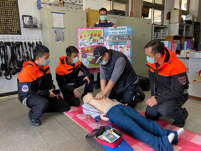 獲救男子在金城消防隊學習CPR，充實自己的救護技能。（金城消防隊提供）