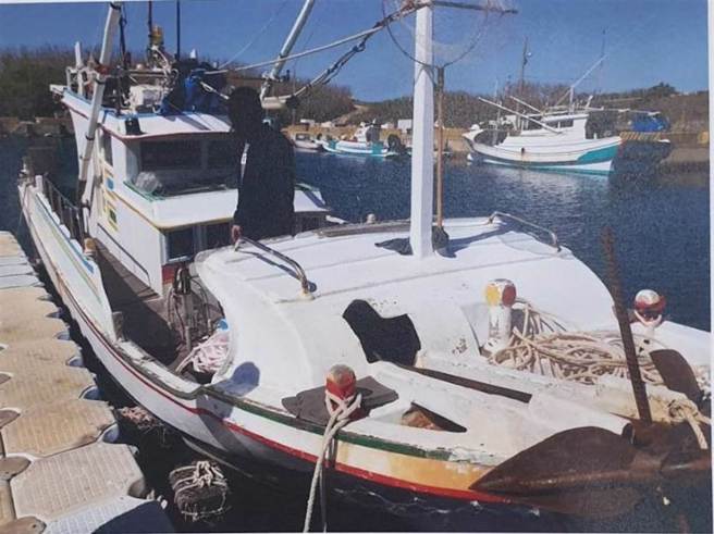 人蛇集團以罕見的走私方式，安排大陸籍女子先到澎湖，之後到台灣賣淫，圖為專案小組查扣的漁船。（翻攝照片／林瑞益澎湖傳真）
