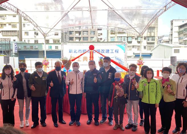 侯友宜10日主持兴化市场改建开工动土典礼，新北市议长蒋根煌、市议员黄林玲玲、何淑峰、蔡健棠也到场关心。（戴上容摄）