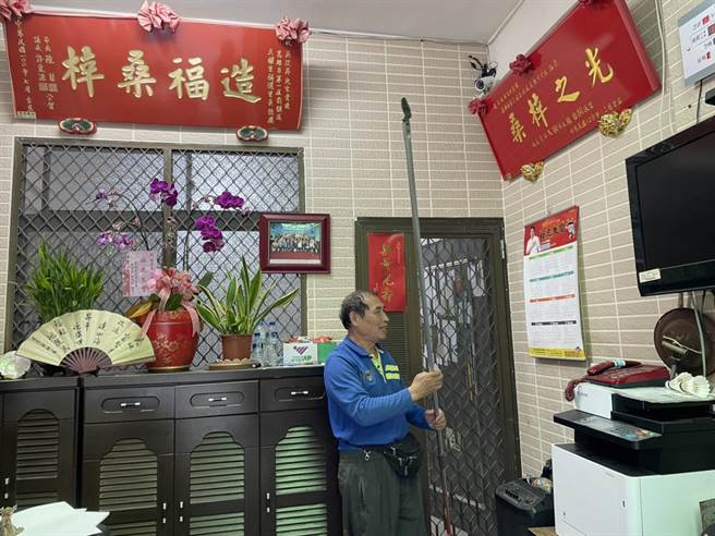 里长吴政升拿出修剪树木的器材。（洪靖宜摄）