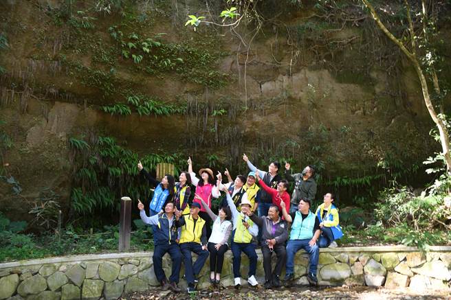 彰化市长林世贤等人在石牌坑亲水步道入口处没多远一片壮阔山壁。（彰化市公所提供／吴敏菁彰化传真）