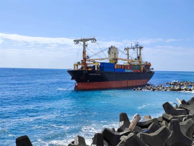 贝里斯籍联利轮「UNIPROFIT」3月8日搁浅于台东富冈渔港外。（航港局提供／陈佑诚传真）