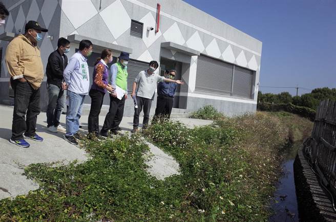 民進黨立委邱志偉（右三）到永安區會勘新港段888、889地號排水溝改建工程。（邱志偉服務處提供／林瑞益高雄傳真）