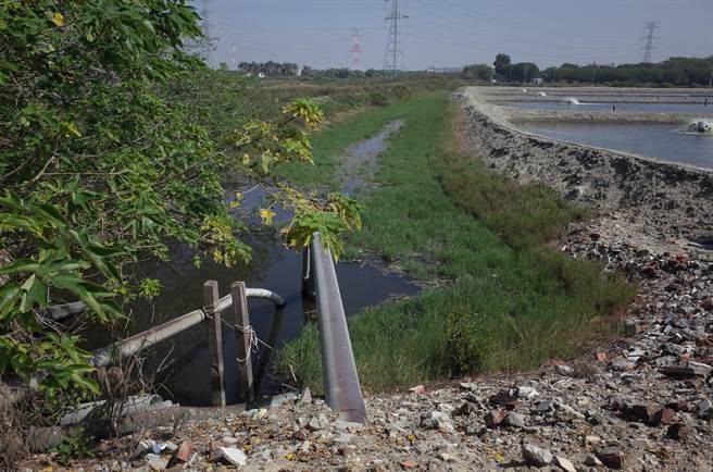 烏樹林段668-1地號的排水溝是永安漁業養殖生產區主要排水渠道，將新建閘門，連通竹仔港排水。（邱志偉服務處提供／林瑞益高雄傳真）