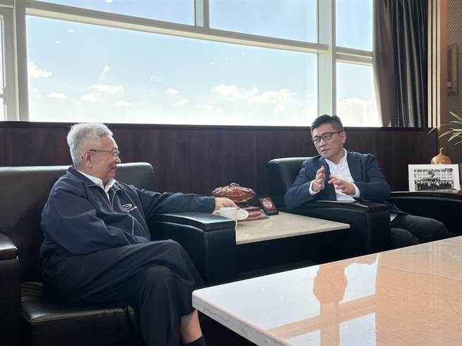 行政院顧問鄭宏輝（右）「升級新竹，請益之旅」，10日的第1站選在「和大工業集團」總部，並與董事長沈國榮意見交換。（鄭宏輝提供／陳育賢新竹傳真）