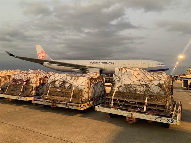 华航于3月3日特别派遣A330-300客机飞航琉球-台北载货，协助琉球当地农林水产品出口。（华航提供）