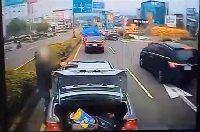 家住彰化员林的25岁谢姓男子有毒品前科，7日中午仅因不满遭后方货车按鸣喇叭，让道后愈想愈气又追上前，切入内车道拦车，随即下车亮枪叫嚣。过程全被货车上的行车记录器录下。（警方提供／谢琼云彰化传真）