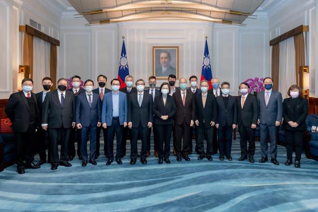 （总统接见110年度杰出生技产业奖获奖团队。图／中华民国总统府提供）