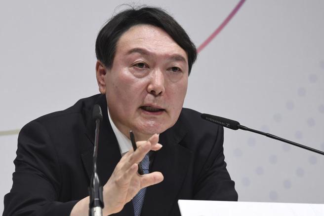 学者认为，尹锡悦可能以国防安全考量，强化美韩军事同盟，对北韩会比较强硬立场；但中韩关系仍然重要，不会刻意疏离和北京关系。(图/美联社)