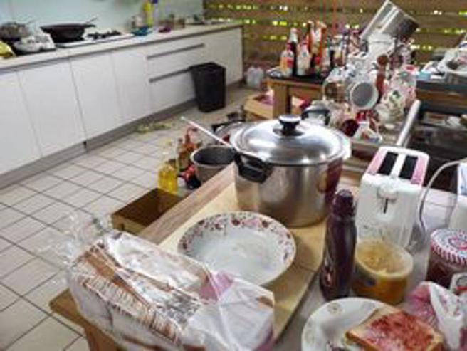 民宿满地锅碗+蟑螂尸超吓人。（图／翻摄自脸书／靠北住宿2.0）
