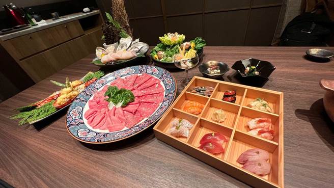 高雄万豪酒店「京乐日本料理」周年庆，霸气推出顶奢海陆食材火锅吃到饱，每人要价至少3500元，抢攻金字塔消费客群。（柯宗纬摄）