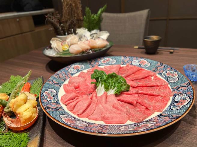 A5和牛吃到饱，光用看的就令人垂涎。（柯宗纬摄）