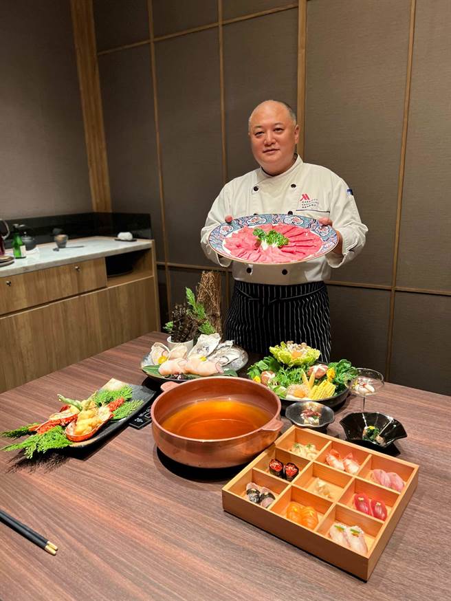 渡边主厨强调，日本料理讲究食材及料理手法，这回把顶级食材不计成本端上桌，让消费者可以无限加点，主要希望回馈这一年来支持京乐日本料理的顾客。（柯宗纬摄）