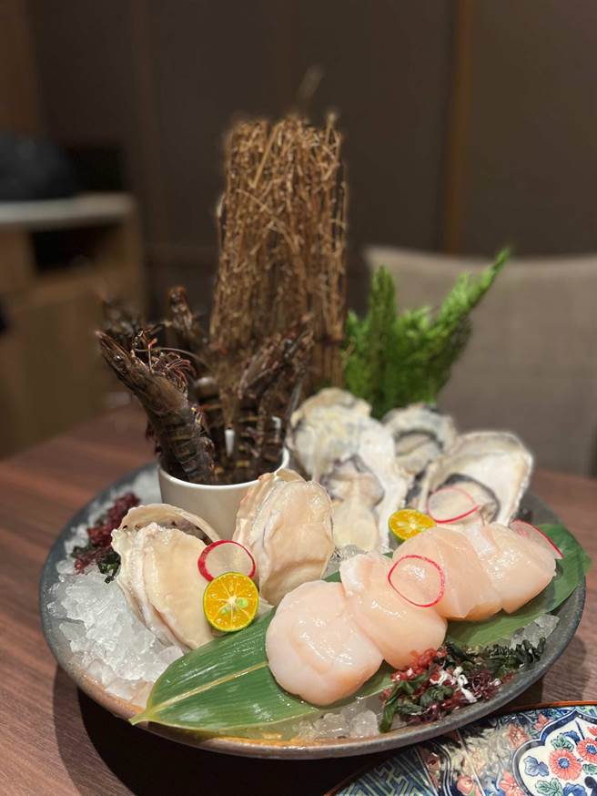 海鲜盘部分则有2L生食级日本干贝，如红豆车轮饼大，一口咬下，迴盪着大海鲜甜滋味，日本空运生蚝，还有鲍鱼、新鲜草虾， 都可以无限加点。（柯宗纬摄）