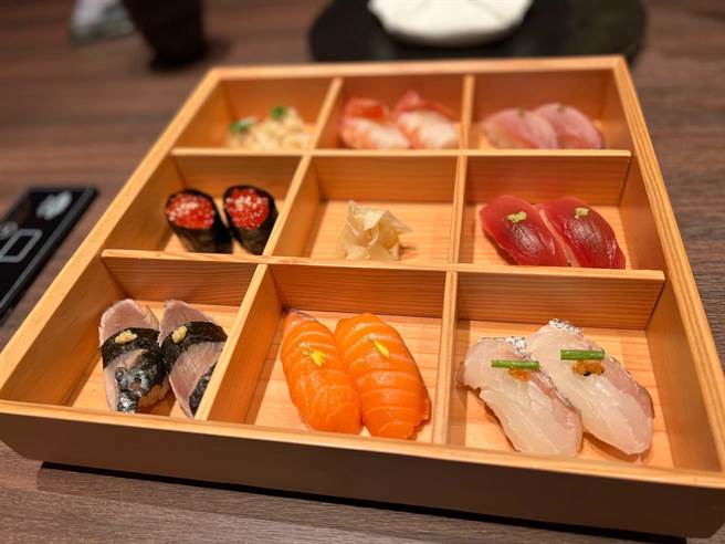 以当季现流鲣鱼、青甘、真鲷、鲔鱼、鲑鱼、侧缘、红虾、鲑鱼卵多种食材的握寿司，增加饱足感。（柯宗纬摄）