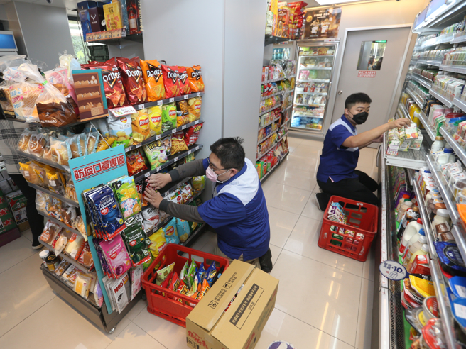 多数人看到铝箔包饮料上没吸管时，都会下意识拿第二瓶，反而造成店员困扰。非新闻当事人。（示意图／本报系资料照）