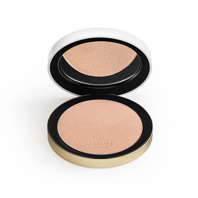 愛馬仕Hermès Plein Air 底妝系列星采煥顏蜜粉餅 8.5g，3200 元。（愛馬仕提供）
