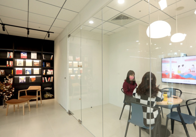 新创团队带动券商转型，工作场域也跟着翻新。图为美好证券办公室，以透明开放为设计理念。(图／远见提供)